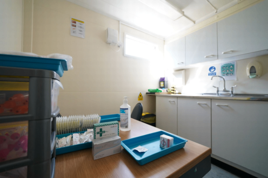 يصل عدد من اللاجئين  الى موقع إقامة  في Wethersfield