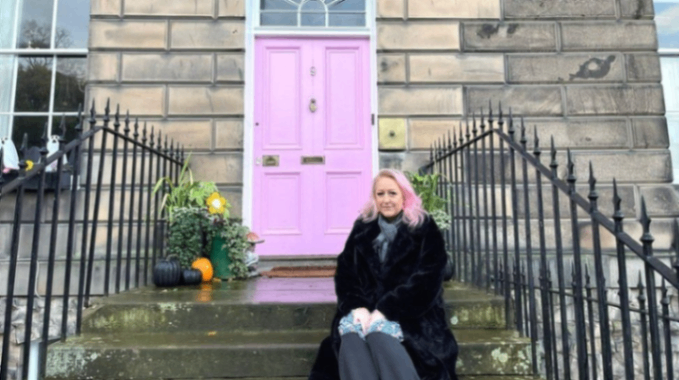 زن ادینبورگی بعد از رنگ آمیزی درب خانه‌اش برای دومین بار 20000 پوند جریمه شد.