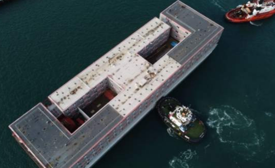 کشتی پناه‌جویان Bibby Stockholm بالاخره در پورتلند پهلو گرفت