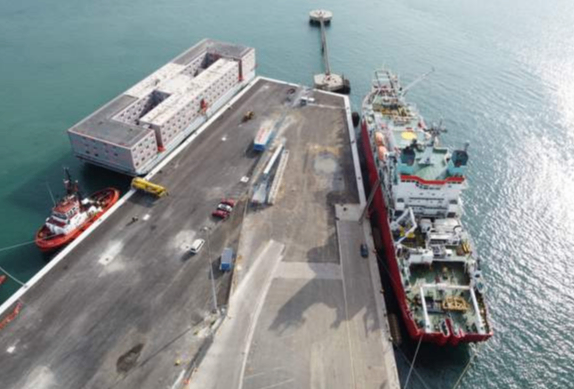 کشتی پناه‌جویان Bibby Stockholm بالاخره در پورتلند پهلو گرفت