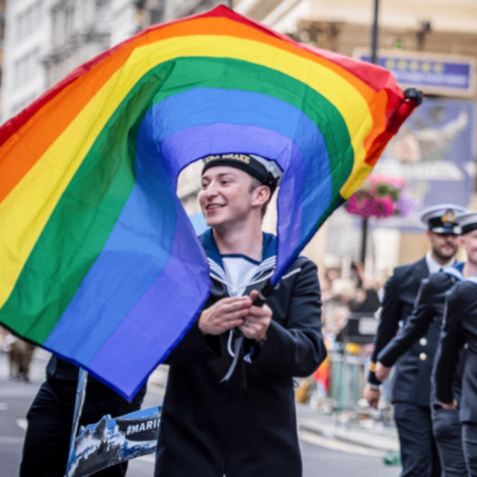 ريشي سوناك يعتذر عن الحظر السابق على المثليين الذين يخدمون في الجيش