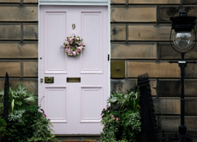 زن ادینبورگی مجوز حفظ رنگ صورتی درب خانه‌اش را گرفت