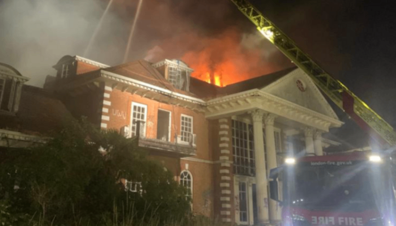 آتش‌سوزی در عمارت متروکه شمال لندن