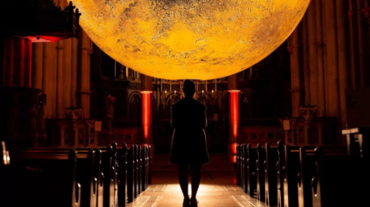 عرض  تمثال Glqowing في لندن