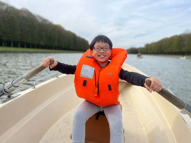 حطم الطالب البالغ من العمر 11 عامًا الرقم القياسي لمعدل الذكاء لأينشتاين وهوكينج!