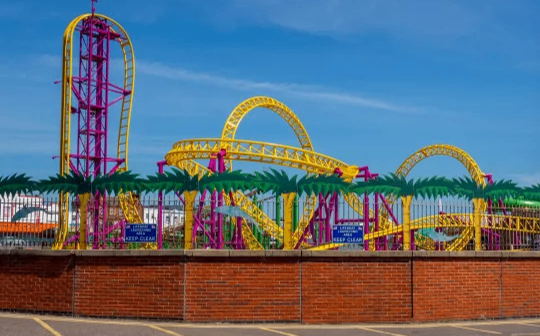 عطل لعبة سكة الحديد عند ارتفاع 72 قدما والركاب في داخلها