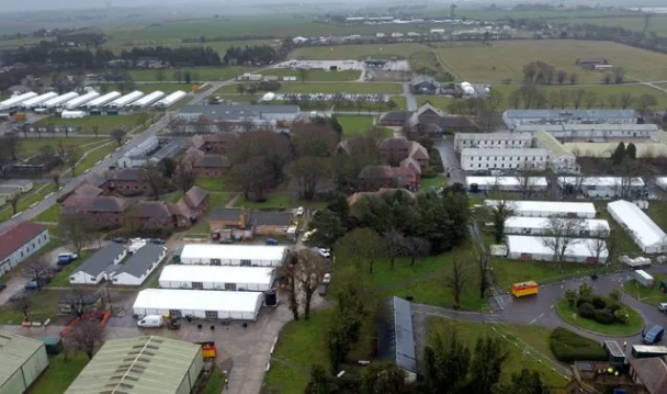 نصب خيام في مواقع عسكرية مهجورة لإيواء 2000 لاجئ 