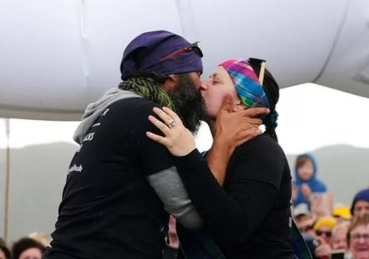 السير على الاقدام 19 الف ميل 