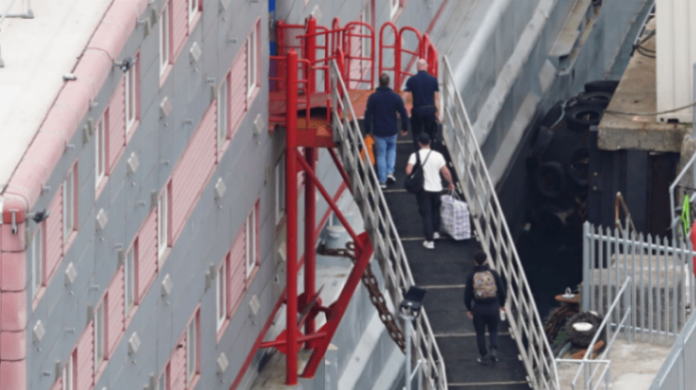 انتقال ۱۵ پناه‌جوی اول به کشتی Bibby Stockholm 