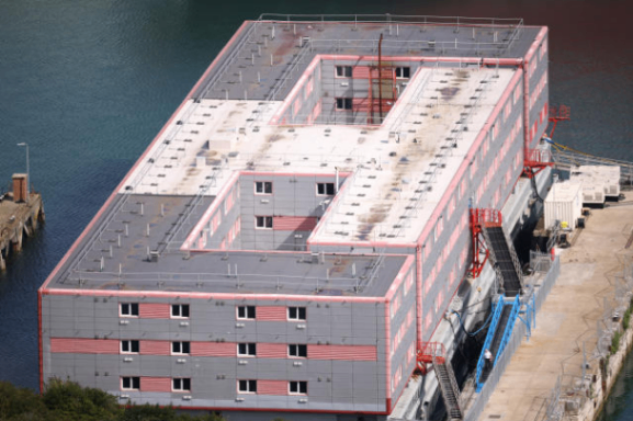 نقل أول 15 طالب لجوء إلى السفينة Bibby Stockholm