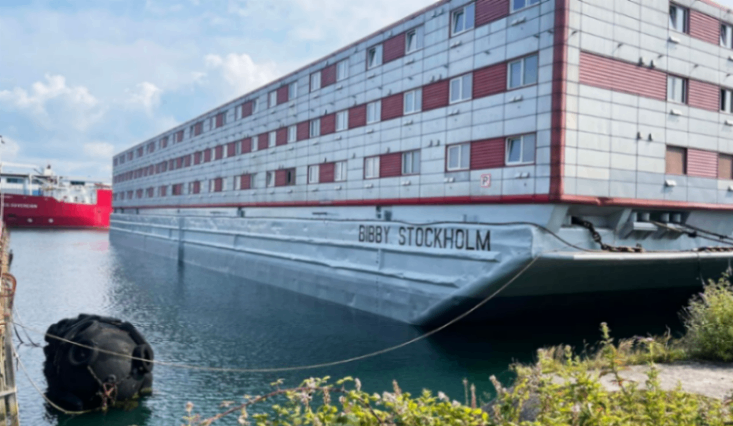 نقل أول 15 طالب لجوء إلى السفينة Bibby Stockholm