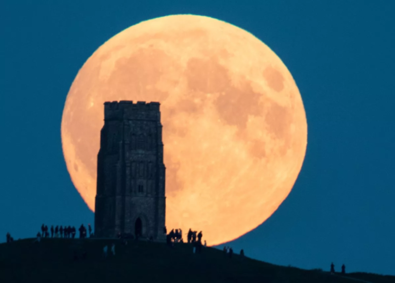 حدثان عملاقان في شهر واحد - كيف نراهما في المملكة المتحدة