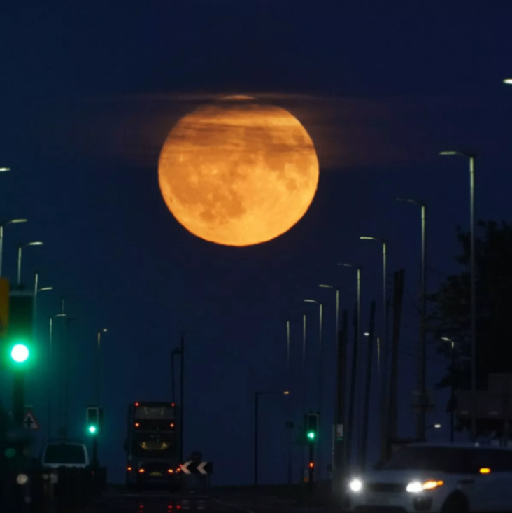 حدثان عملاقان في شهر واحد - كيف نراهما في المملكة المتحدة