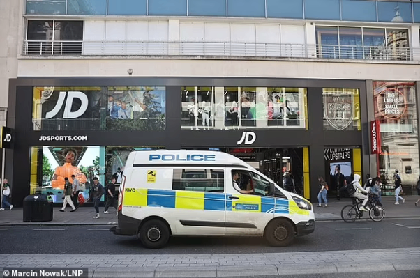 انتشر استدعاء للسرقة من JD Sport في شارع أكسفورد على نطاق واسع