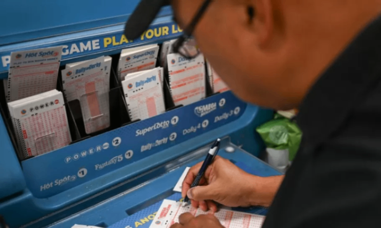 فائز اليانصيب المحظوظ 