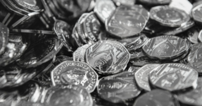 سکه‌های 50 پنی با طرحی از پرتره‌ی پادشاه