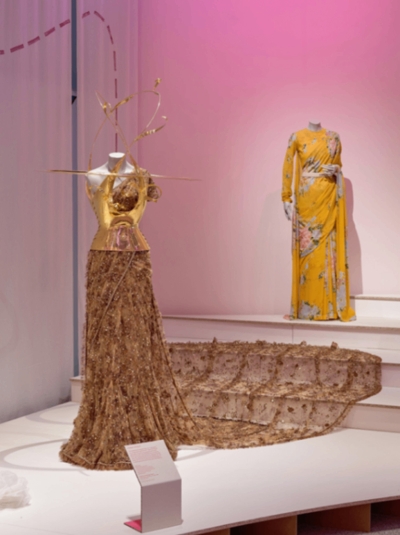 نمایشگاه لباس سنتی خانم های هندوستان یا ساری در لندن