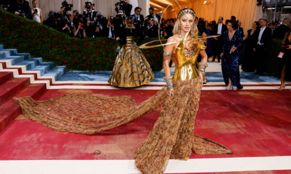 نمایشگاه لباس سنتی خانم های هندوستان یا ساری در لندن