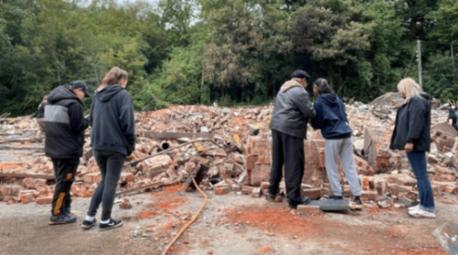 هدم مبنى شعبي The Crooked House في جنوب ستافوردشاير