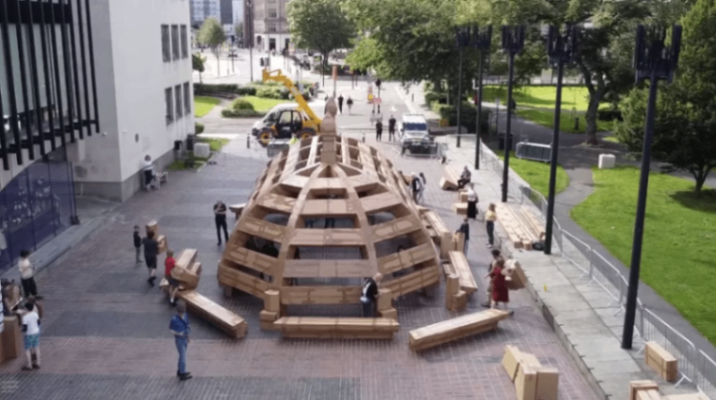 مبنى كبير من الورق المقوى في وسط مدينة نيوكاسل