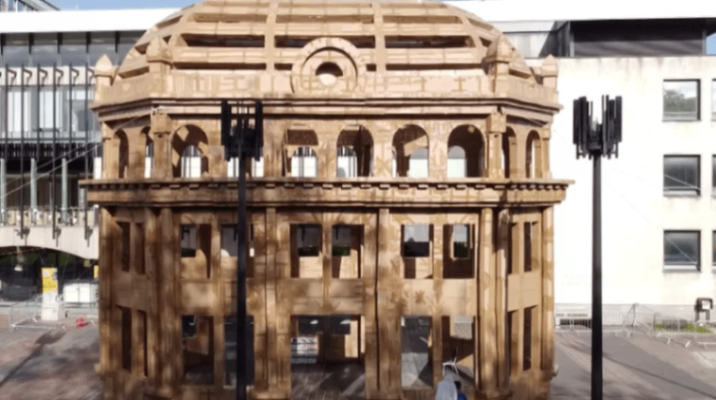 مبنى كبير من الورق المقوى في وسط مدينة نيوكاسل