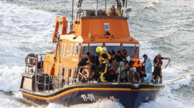 وفاة 6 وإنقاذ العشرات بعد غرق قارب مهاجرين في المانش