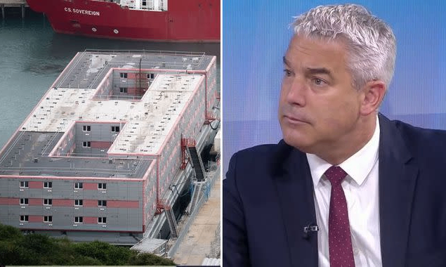 وزير الصحة: ​​رغم البكتيريا القاتلة يجب إعادة طالبي اللجوء إلى السفينة.