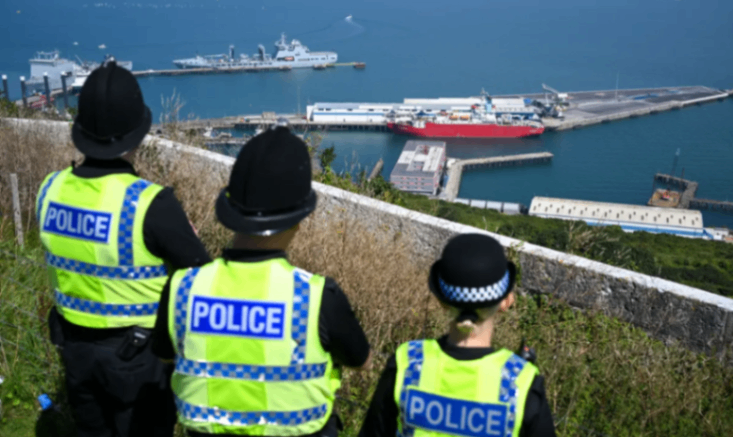 وزير الصحة: ​​رغم البكتيريا القاتلة يجب إعادة طالبي اللجوء إلى السفينة.