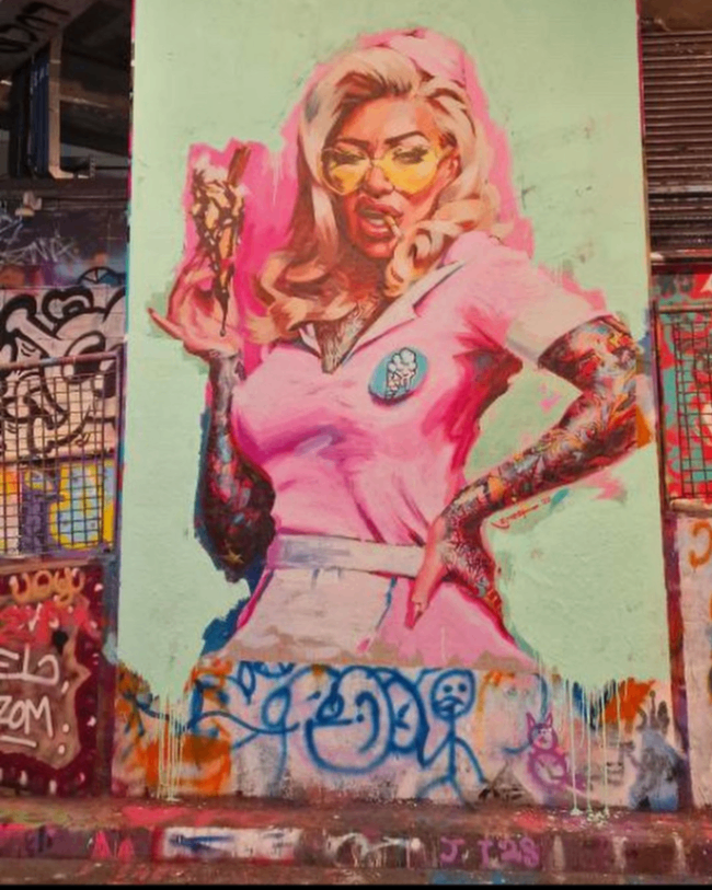 فتاة أنجليزية تغطي جسدها كاملا ب الأوشام 