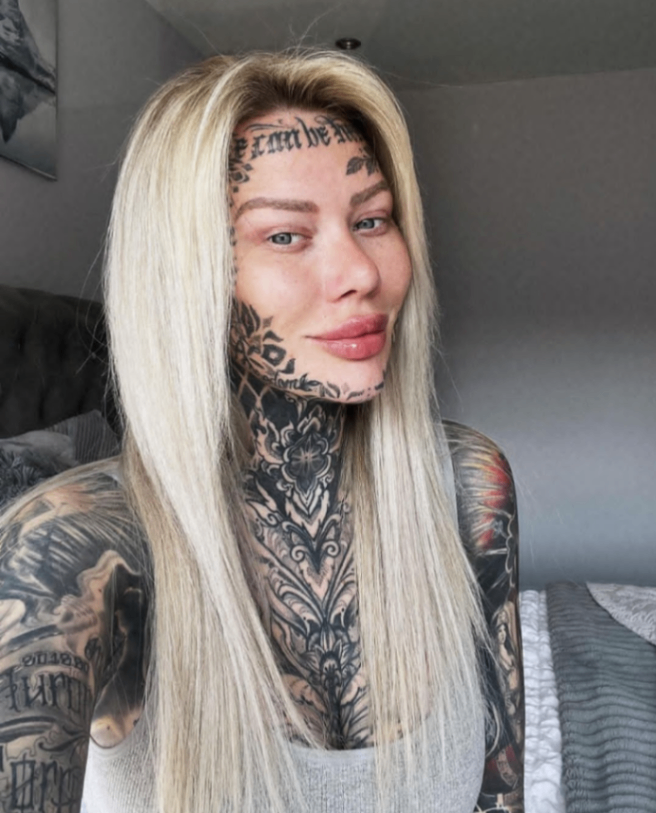 فتاة أنجليزية تغطي جسدها كاملا ب الأوشام 