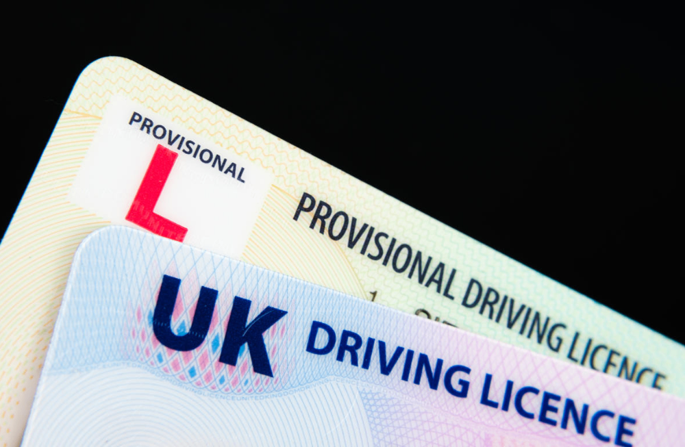 مضمون اجتياز اختبار القيادة البريطاني ولكن مع الغش!