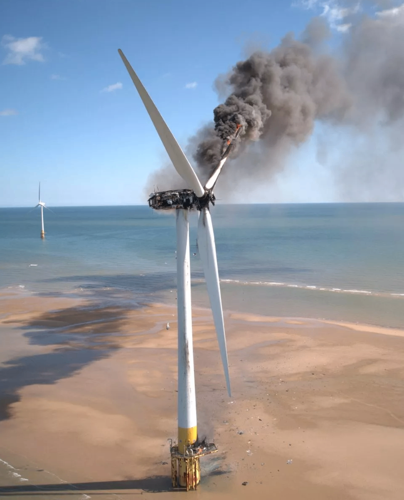 اشتعلت النيران في توربينات الرياح بالقرب من سوفولك