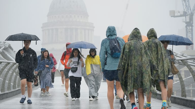تغییر چشمگیر آب و هوای انگلیس از 6 روز آفتابی به یک هفته بارانی