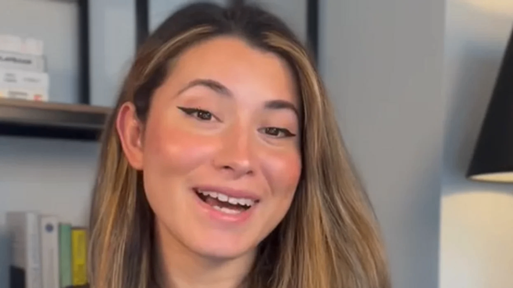  اندريا سيليست تطل ، عبر تطبيق تيك توك، على الاختلافات الثقافية بين بريطانيا وأمريكا 