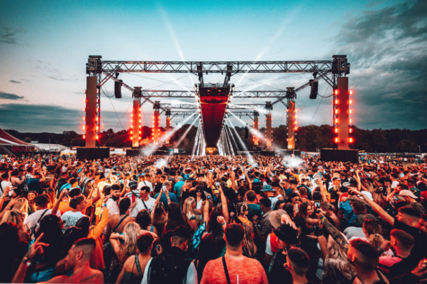 کمپینگ در مزارع جذاب با فستیوال Creamfields