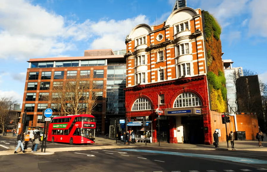 سقوط فردی روی ریل ایستگاه متروی Elephant & Castle 