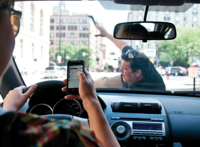 قوانین استفاده از موبایل هنگام رانندگی در انگلستان