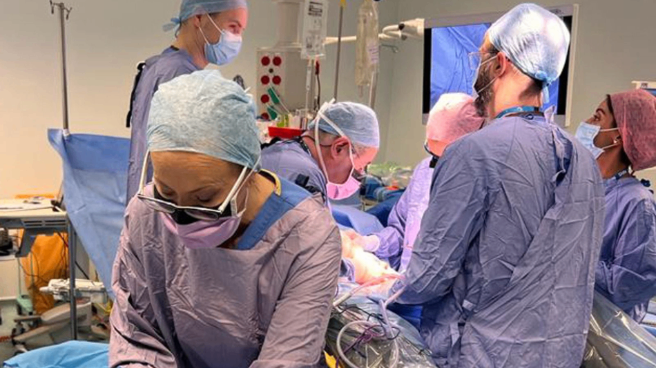 أول عملية زرع رحم في المملكة المتحدة
