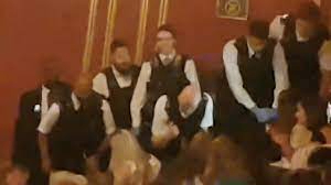 تم طرد أربعة متفرجين من مسرح  Dominion في لندن