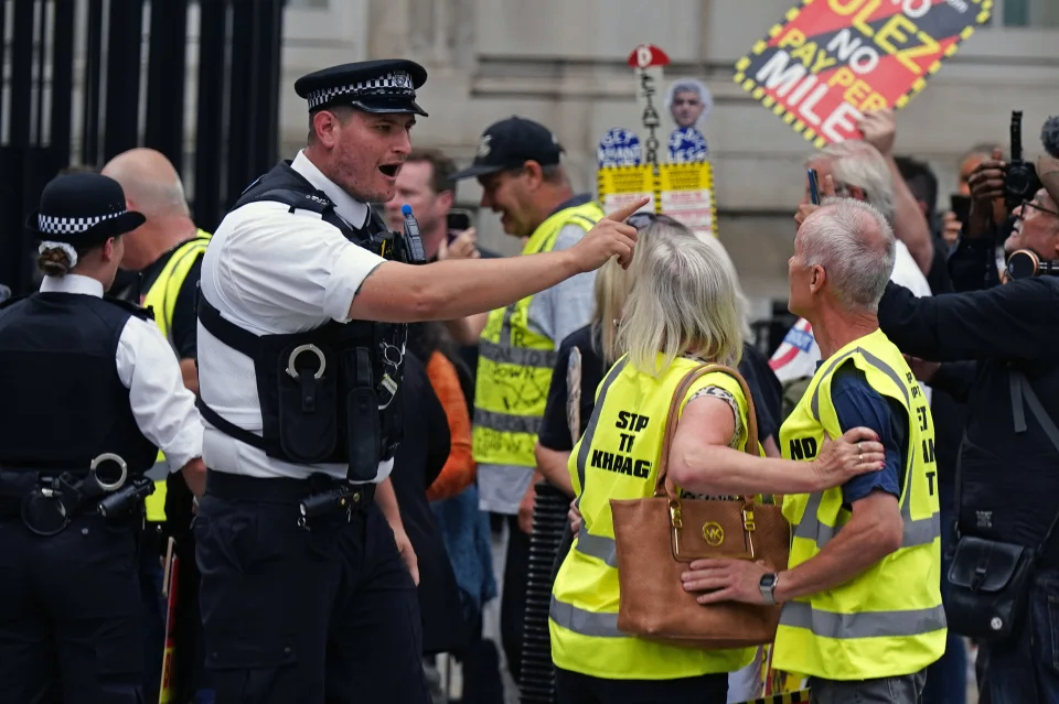 حمل تابوت دموکراسی توسط مخالفین ULEZ در لندن