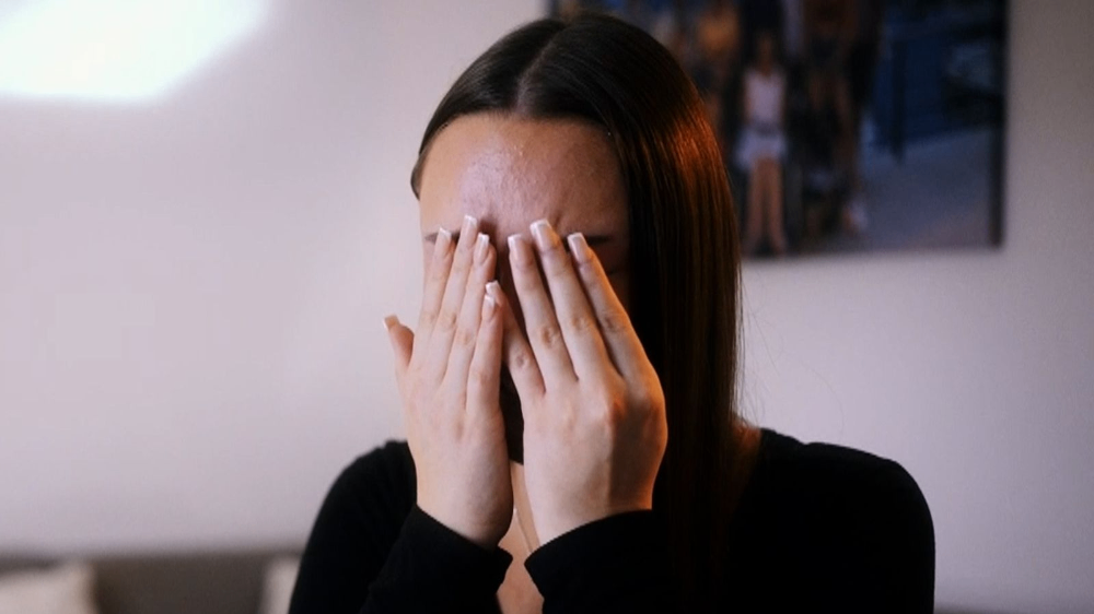 زميل دراسي يلتقط صورة لجولين راسل وهي ترتدي تنورة - العدالة تتدخل