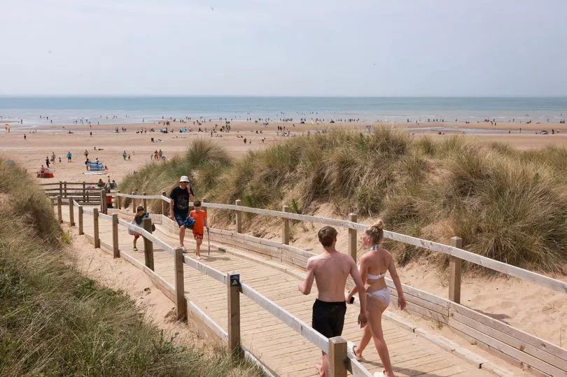 شاطئ  Formby Beach  الجميل في المملكة المتحدة