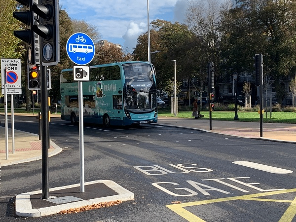إهمال السائقين وغرامة قدرها 120 جنيهًا إسترلينيًا عند بوابة الحافلات