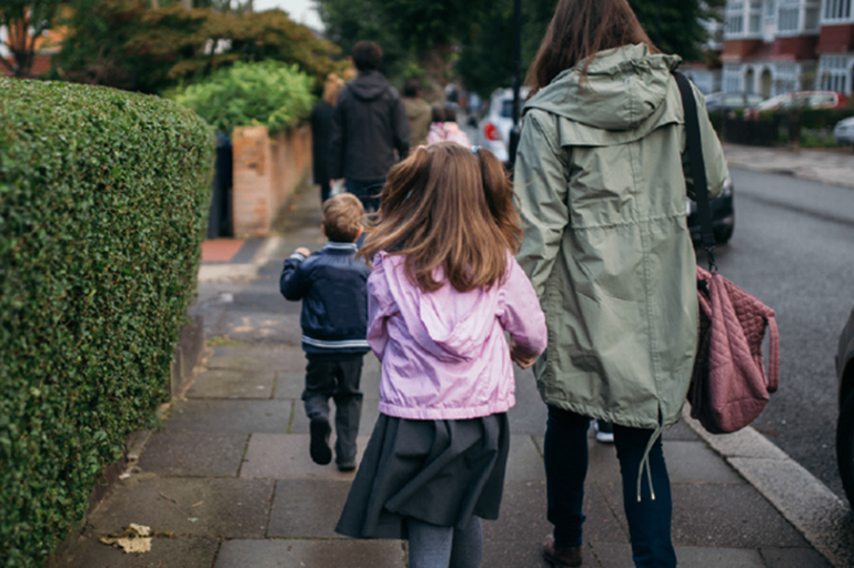 غرامة 80 جنيهًا إسترلينيًا لوقوف السيارات في ساحات المدارس في المملكة المتحدة