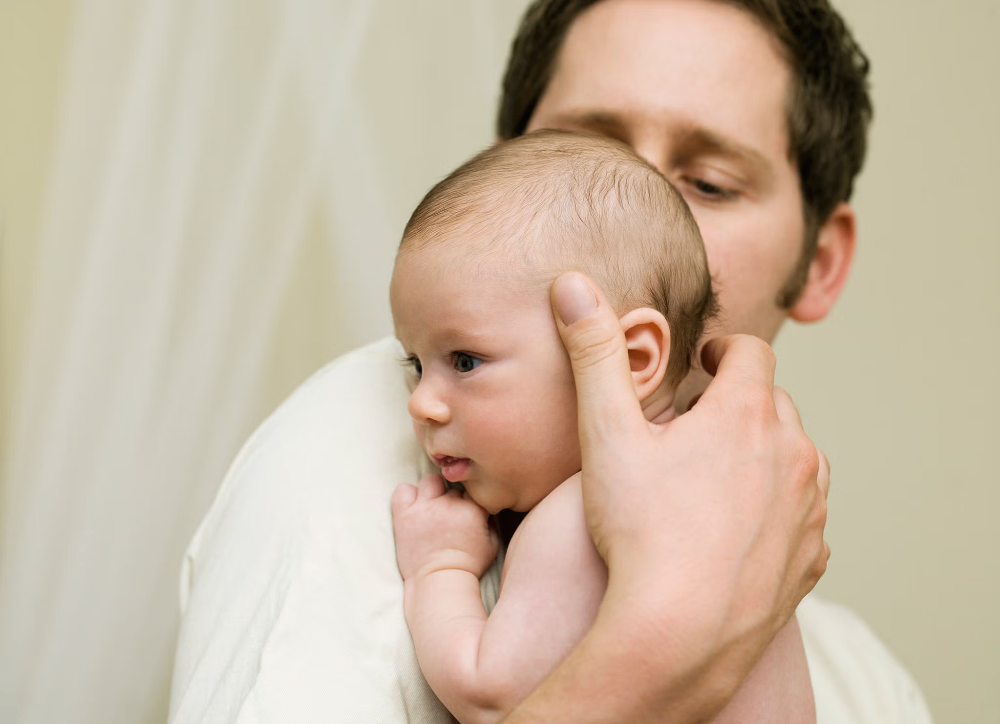 هل يجب علينا حقاً أن نضع اسم الأب على شهادة ميلاد الطفل؟