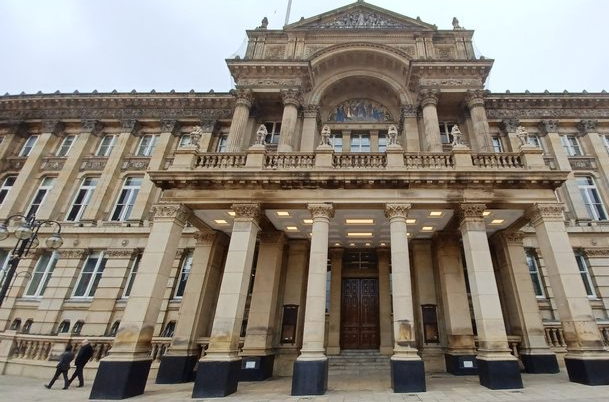 اشتباك بين مسؤولي البلدية في برمنغهام