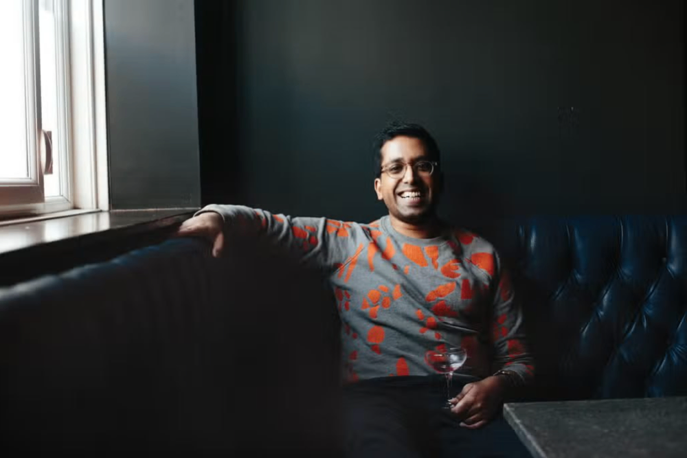 تعرف على ملك الكوكتيل: كيف غيّر السيد لين ثقافة الشرب في لندن