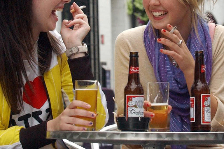 ممنوعیت سیگارکشیدن در فضاهای روباز رستوران‌ها و می خانه های انگلستان 
