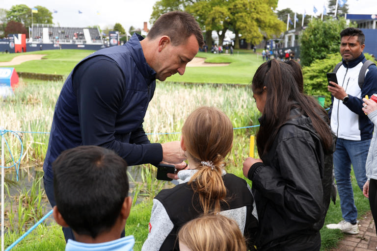 100 جنيه إسترليني للحصول على توقيع من لاعب تشيلسي السابق جون تيري