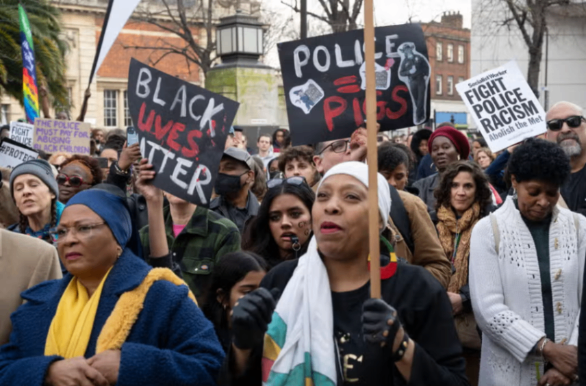 يجري التحقيق في جرائم ثلاثة من ضباط شرطة لندن بعد التفتيش الجسدي لفتاة سوداء عارية